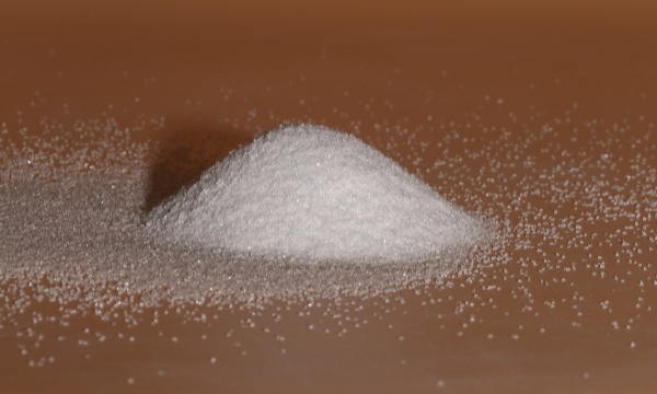 如何進行白剛玉噴砂的現(xiàn)場管理與控制？
